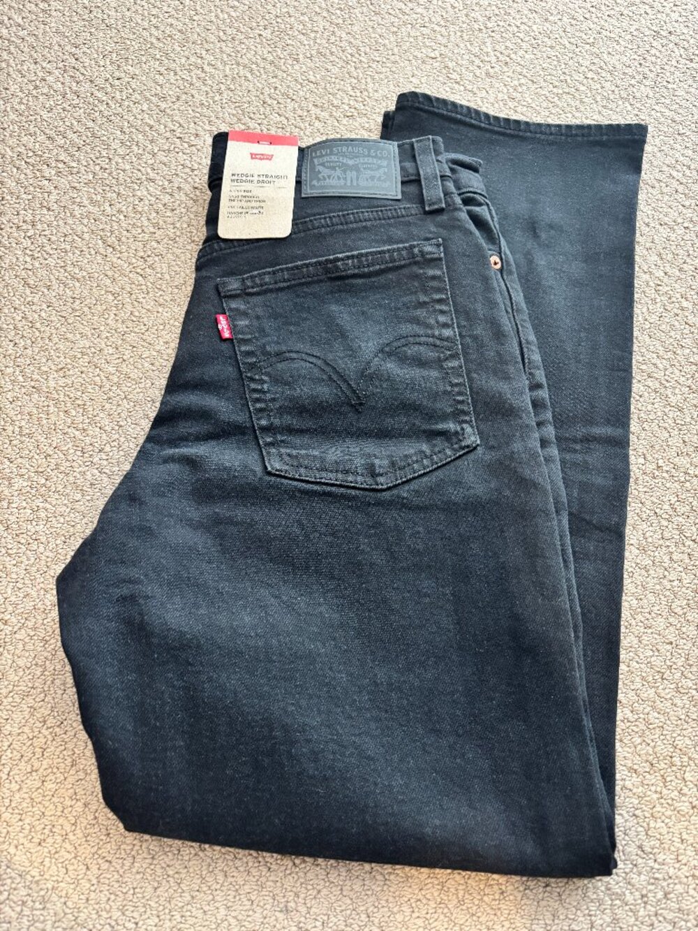 Levis Wedgie Straight - BNWT - Size 29